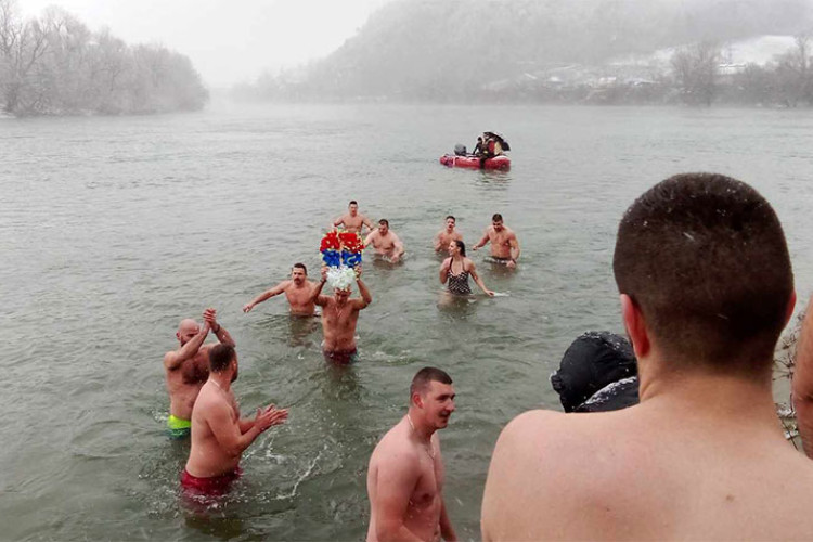 Широм Српске литија и пливање за Часни крст