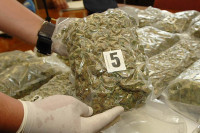 U stanu pronađen kilogram marihuane, 300 grama spida i oružje