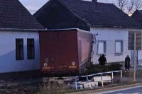 Kamion se zabio u kuću, uletio u sobu gdje je spavalo dijete (FOTO)
