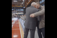 Srdačan doček: Zagrljaj Dodika i Obradovića na meču Igokee i Partizana u Laktašima (VIDEO)