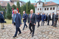 Položeni vijenci i cvijeće kod spomenika Voždu Karađorđu