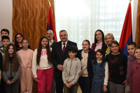 Višković sa učenicima i nastavnicima škola Sveti Sava iz Doboja i Aranđelovca