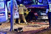 „Mercedes“ udario u betonske stepenice, vatrogasci izvlačili povrijeđene