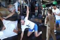 Novak sa djecom u teretani: Pogledajte kako Stefan imitira tatu (VIDEO)