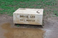 Brus Li nestao iz mostarskog parka