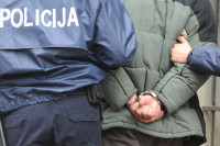 Pijan prijetio da će ubiti suprugu i kćerku