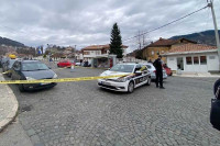 Pucano sa skutera u pokretu usred bijela dana