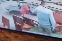 Sramota: Ukrao novčanik ženi sa djetetom bez trunke obraza (VIDEO)