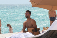 Dok Novak Đoković odmara na plaži sa društvom: Evo gdje je Jelena i šta radi