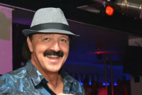 Haris Džinović plesao sa mlađom djevojkom, "pali" su i zagrljaji