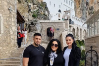 Dragana Mirković sa djecom posjetila manastir Ostrog