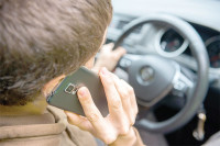 Za volanom bez pojasa i to uz telefon