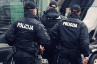 Oštećeni stambeni objekti nakon što je aktivirana eksplozivna naprava