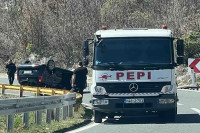 Saobraćajka na putu Trebinje-Bileća, automobil na krovu