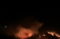 Veliki požar u Tesliću, vjetar otežava gašenje (VIDEO)