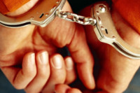 Uhapšena dva lica, pronađeni oružje i droga