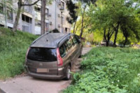 "Majstor" parkirao auto na stepenicama!