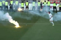 Skandal u Crnoj Gori: Prekinut derbi za titulu zbog divljanja navijača (VIDEO)