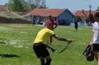 Zmija prekinula utakmicu i dva puta ugrizla sudiju (VIDEO)