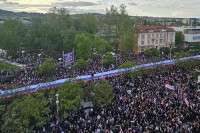 Na trgu više od 50.000 hiljada ljudi, razvijena trobojka od 500 metara! (FOTO/VIDEO)