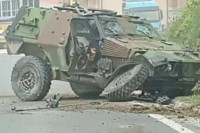 Saobraćajka kod Srebrenika: Vozač izgubio kontrolu, oklopnjak EUFOR-a ostao bez točka (VIDEO)