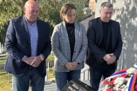 Položen vijenac na grob Branislava Garića