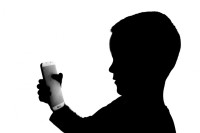 Француска разматра да се дјеци забрани употреба телефона и друштвених медија