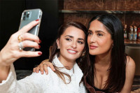 Salma Hajek podijelila staru fotografiju s Penelopom Kruz, evo koliko su se promijenile