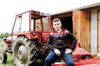 Četrnaestogodišnji Miloš sa uživanjem se brine o porodičnom imanju