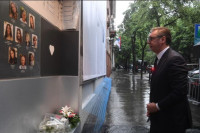 Вучић положио цвијеће у школи „Владислав Рибникар“: Остала је страшна опомена цијелом друштву