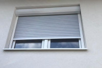Zašto ne treba spuštati roletne preko dana?
