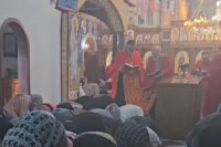 Снимак са литургије постао виралан: "Ђаво проговорио из жене"