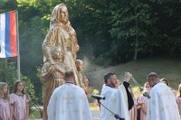 U manastiru Osovica otkriven spomenik majci