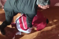 Ko je flašom pogodio Đokovića? (VIDEO)