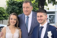 Trenutak koji će pamtiti: Dodik se fotografisao i čestitao mladencima (VIDEO)