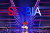 Teja Dora prošetala sa srpskom zastavom