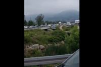 Bježali od policije, pa završili u kanalu (VIDEO)