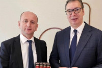 Да наш владика гледа у очи Нијемце и Руанђане: Кнежевић Вучићу поклонио Његошева дјела