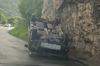 Automobil završio na krovu u kanjonu Tijesno
