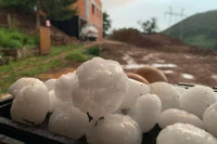 Uništeni usjevi i voće: Grad veličine jajeta opustošio Bratunac