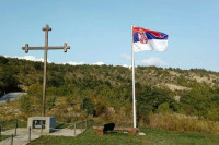 Srpska trobojka na ulazu u Drvar u znak podrške Dodiku i Vučiću