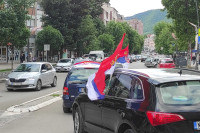 Колоне возила са српским трбојкама у Косовској Митровици у знак подршке Вучићу