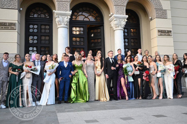 Maturanti Medicinske škole proslavili matursko veče