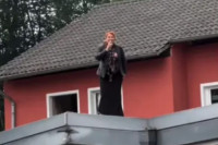 Ćana "raspametila" publiku, zapjevala sa krova (VIDEO)