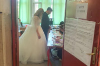 Младенци побjегли са свадбе, па се појавили на гласању