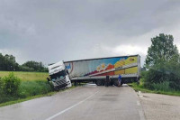 Šleper blokirao magistralu kod Prnjavora (FOTO)