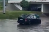 Пљусак прави хаос по Србији, потоп на улицама Новог Сада (ВИДЕО)