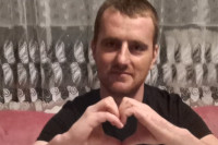 Majka danonoćno šije kako bi skupila novac: Potrebno 30.000 evra za nastavak liječenja Dobojlije