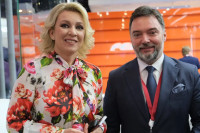 Košarac se sastao sa Zaharovom i uručio joj značku sa zastavom Srpske