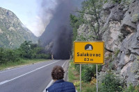 Gori kamion u tunelu, saobraćaj potpuno obustavljen
